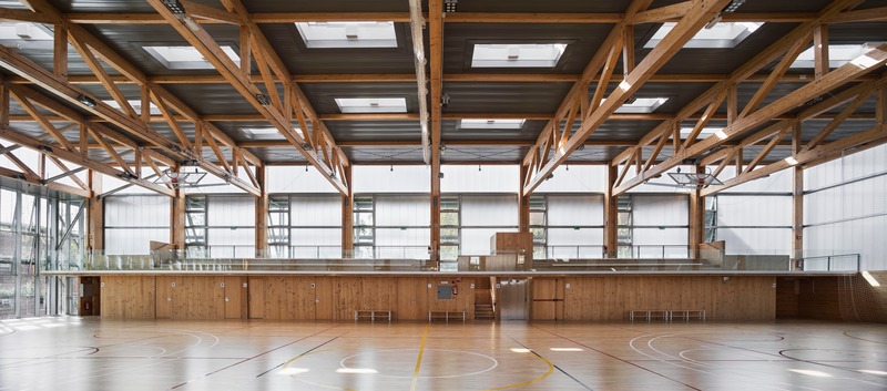 Dossier de presse | 4080-01 - Communiqué de presse | Turó de la Peira's Sports Center and layout of the interior urban block - Arquitectura Anna Noguera - Architecture institutionnelle - <p class="">Turó de la Peira: Practice exercise in an indoor sports court with natural light all day long</p> - Crédit photo : Enric Duch