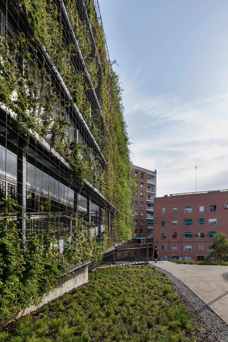 Dossier de presse | 4080-01 - Communiqué de presse | Turó de la Peira's Sports Center and layout of the interior urban block - Arquitectura Anna Noguera - Architecture institutionnelle - Turó de la Peira: The building is another element in the garden - Crédit photo : Enric Duch