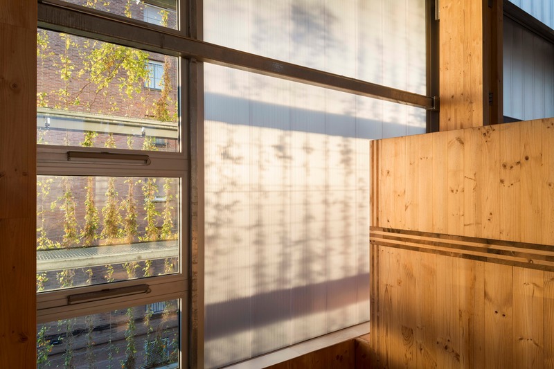 Dossier de presse | 4080-01 - Communiqué de presse | Turó de la Peira's Sports Center and layout of the interior urban block - Arquitectura Anna Noguera - Architecture institutionnelle - Turó de la Peira: Warm atmosphere, away from the coldness of other similar facilities - Crédit photo : Enric Duch