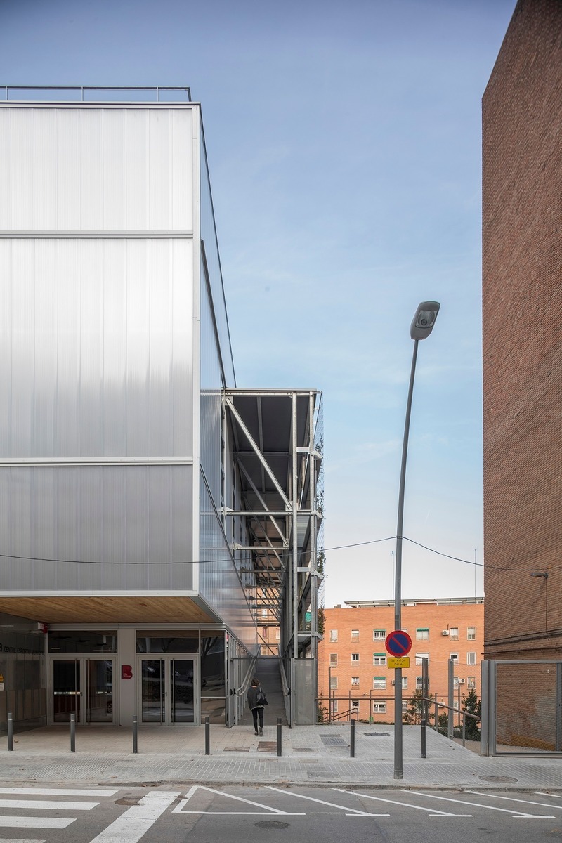Dossier de presse | 4080-01 - Communiqué de presse | Turó de la Peira's Sports Center and layout of the interior urban block - Arquitectura Anna Noguera - Architecture institutionnelle - Turó de la Peira: Close access - Crédit photo : Enric Duch