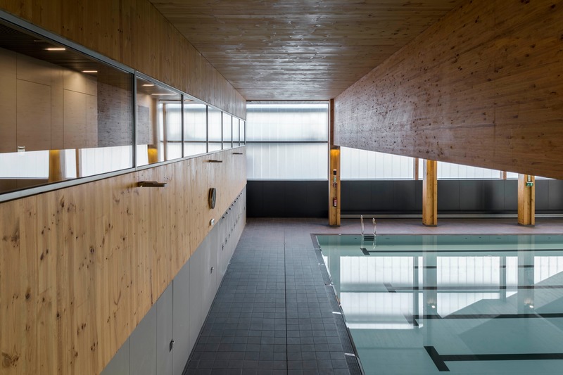 Dossier de presse | 4080-01 - Communiqué de presse | Turó de la Peira's Sports Center and layout of the interior urban block - Arquitectura Anna Noguera - Architecture institutionnelle - Turó de la Peira: Visual contact between the access floor to the sports court and the swimming pool - Crédit photo : Enric Duch