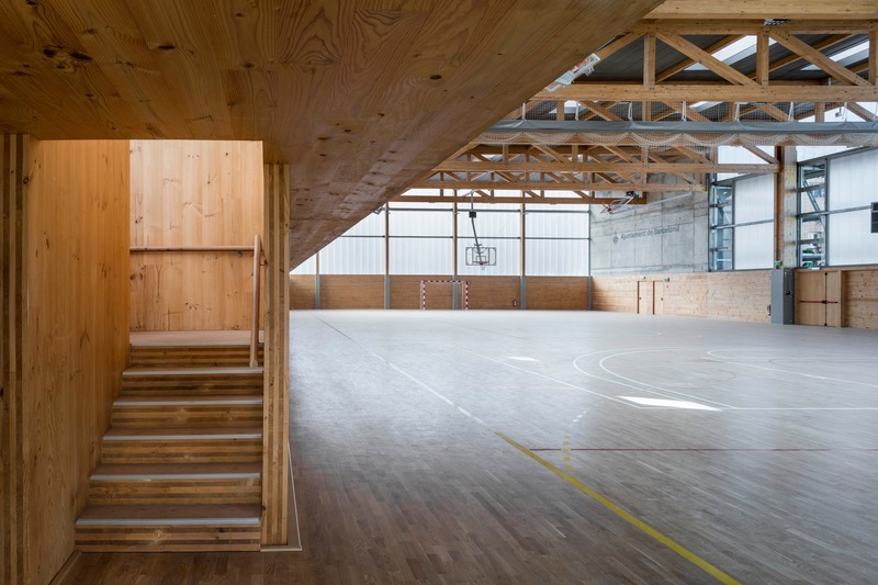 Dossier de presse | 4080-01 - Communiqué de presse | Turó de la Peira's Sports Center and layout of the interior urban block - Arquitectura Anna Noguera - Architecture institutionnelle - <p class="">Turó de la Peira: Different wood applications in the same space</p> - Crédit photo : Enric Duch