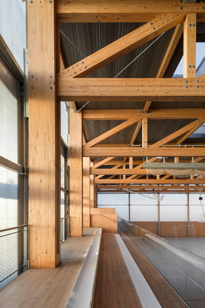Dossier de presse | 4080-01 - Communiqué de presse | Turó de la Peira's Sports Center and layout of the interior urban block - Arquitectura Anna Noguera - Architecture institutionnelle - Turó de la Peira: Wood structure - Crédit photo : Enric Duch