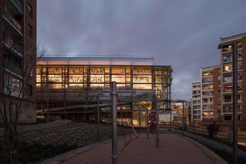 Dossier de presse | 4080-01 - Communiqué de presse | Turó de la Peira's Sports Center and layout of the interior urban block - Arquitectura Anna Noguera - Architecture institutionnelle - Turó de la Peira: Demineralization and Renaturalization. A garden in the core of an urban block - Crédit photo : Enric Duch