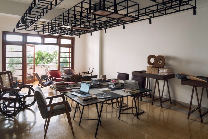 Press kit | 4016-01 - Press release | Retrofitting a 80-year-old Art-Deco Apartment in Mumbai - SquareWorks - Residential Interior Design - Dining Hall - occationally used as a Project space  - Photo credit: Fabien Charuau