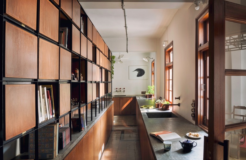 Press kit | 4016-01 - Press release | Retrofitting a 80-year-old Art-Deco Apartment in Mumbai - SquareWorks - Residential Interior Design - <p class="">Service Corridor - emphasis on axial circulation and austerity of materials</p> - Photo credit: Fabien Charuau
