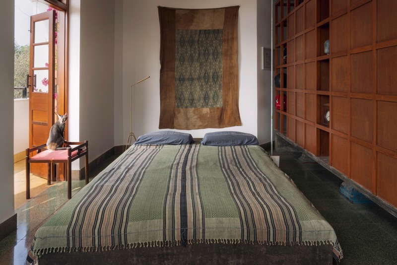 Press kit | 4016-01 - Press release | Retrofitting a 80-year-old Art-Deco Apartment in Mumbai - SquareWorks - Residential Interior Design - Master Bedroom - utilizing the existing building fabric to allow optimal natural light and ventilation - Photo credit: Fabien Charuau