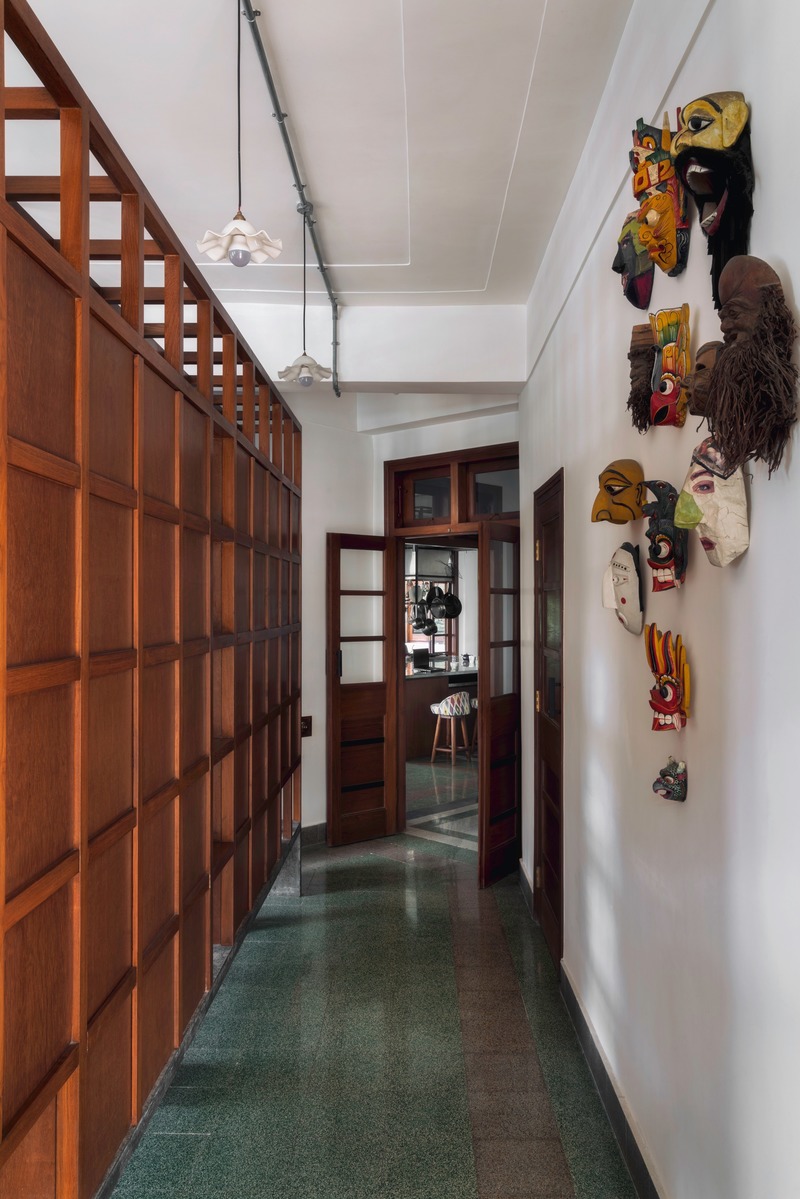 Press kit | 4016-01 - Press release | Retrofitting a 80-year-old Art-Deco Apartment in Mumbai - SquareWorks - Residential Interior Design - Master Bedroom - central corridor extend into the bedroom to create axial transparency - Photo credit: Fabien Charuau
