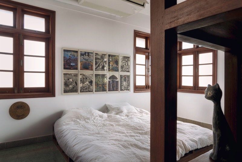 Press kit | 4016-01 - Press release | Retrofitting a 80-year-old Art-Deco Apartment in Mumbai - SquareWorks - Residential Interior Design - Guest Bedroom - utilizing the existing building fabric to allow optimal natural light and ventilation - Photo credit: Fabien Charuau