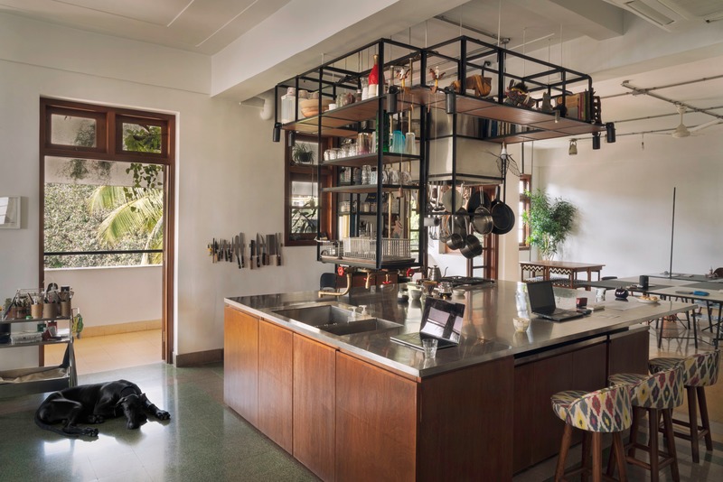 Press kit | 4016-01 - Press release | Retrofitting a 80-year-old Art-Deco Apartment in Mumbai - SquareWorks - Residential Interior Design - Kitchen - located in between of two studio space  - Photo credit: Fabien Charuau