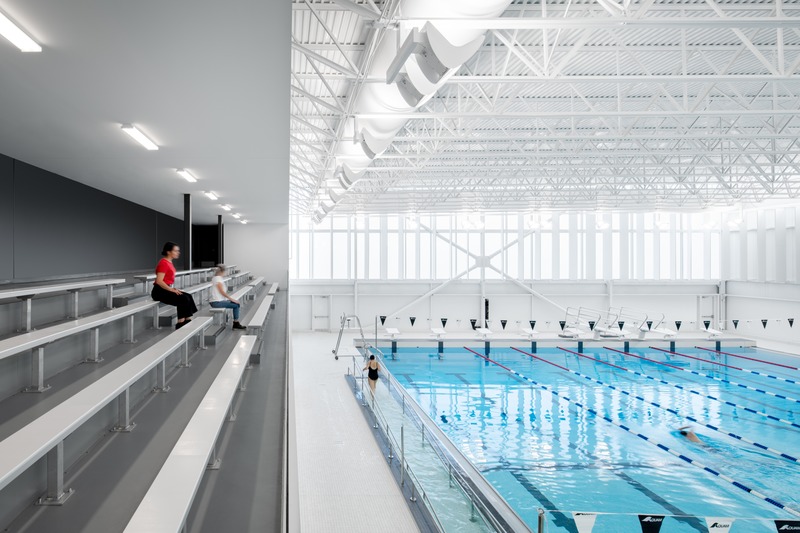 Dossier de presse | 865-39 - Communiqué de presse | Sobriété et enchantement se côtoient au nouveau centre aquatique de Beloeil - Lemay - Architecture institutionnelle - Centre Aquatique de Beloeil - Crédit photo : David Boyer