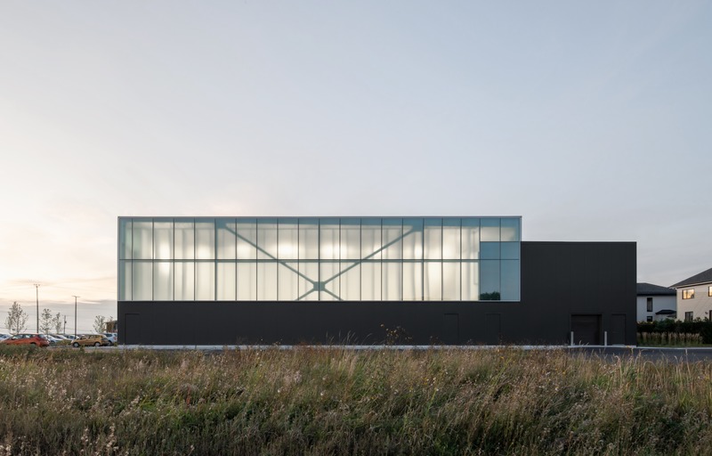 Dossier de presse | 865-39 - Communiqué de presse | Sobriété et enchantement se côtoient au nouveau centre aquatique de Beloeil - Lemay - Architecture institutionnelle -  Centre Aquatique de Beloeil  - Crédit photo : David Boyer