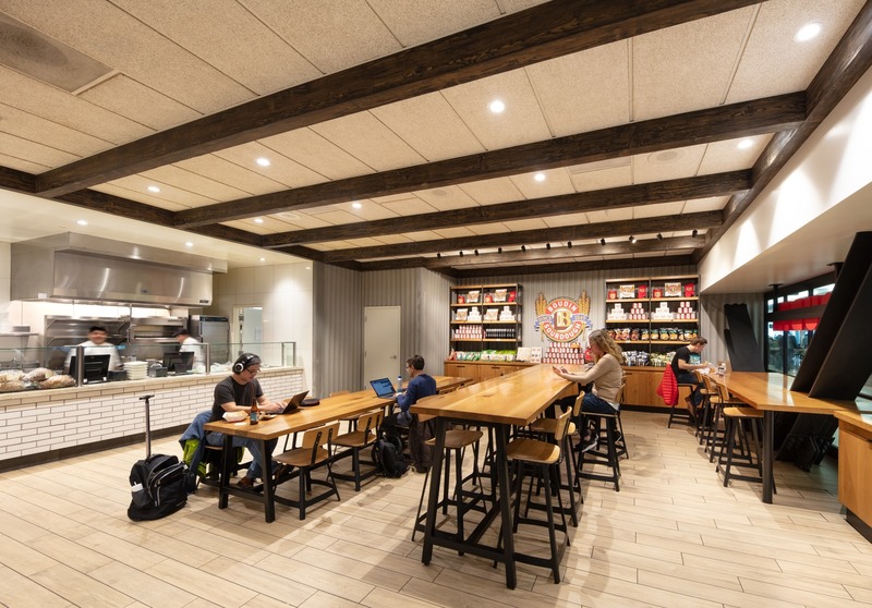 Dossier de presse | 2757-17 - Communiqué de presse | WDA announces new projects at San Francisco international airport - WDA | William Duff Architects - Architecture commerciale -     The 1,500 square foot Boudin at SFO is the brand's latest airport rollout. The open kitchen creates a strong visual connection to the dining and retail areas. <p> </p>   - Crédit photo :   Eric Rorer Photography  