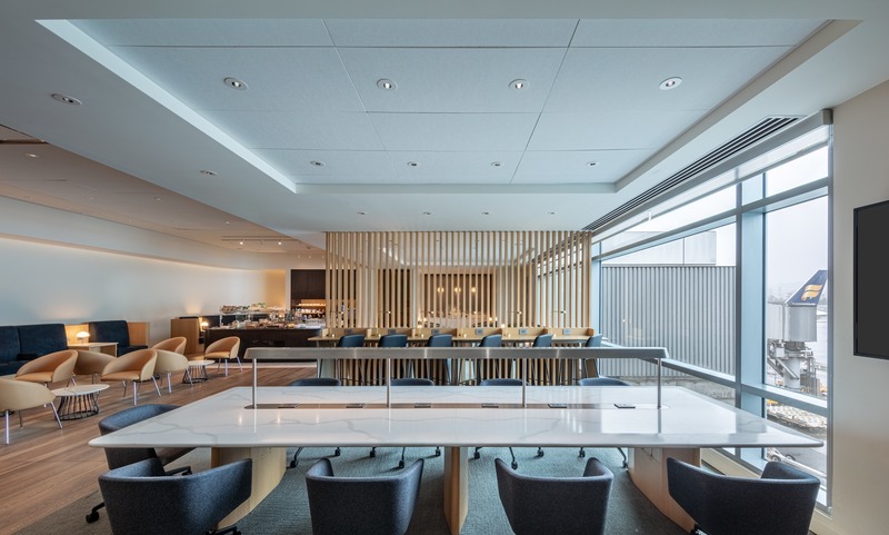 Dossier de presse | 2757-17 - Communiqué de presse | WDA announces new projects at San Francisco international airport - WDA | William Duff Architects - Architecture commerciale -   The British Airways Lounge at SFO provides 146 seats-from bench seating, club chairs and bar stools to desk chairs-in various configurations to suit any traveler's needs.<br>    - Crédit photo :  Eric Rorer Photography 