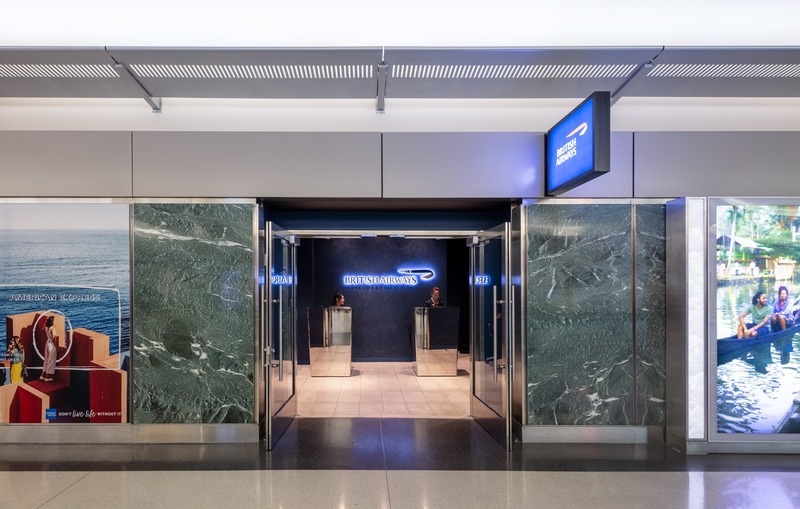 Dossier de presse | 2757-17 - Communiqué de presse | WDA announces new projects at San Francisco international airport - WDA | William Duff Architects - Architecture commerciale -    In the reception area of the British Airways Lounge, located in Concourse A between gates A4 and A6 at SFO, the airlines' logo features on a plush, dark blue wall fronting two metallic check-in podiums.    - Crédit photo :  Eric Rorer Photography