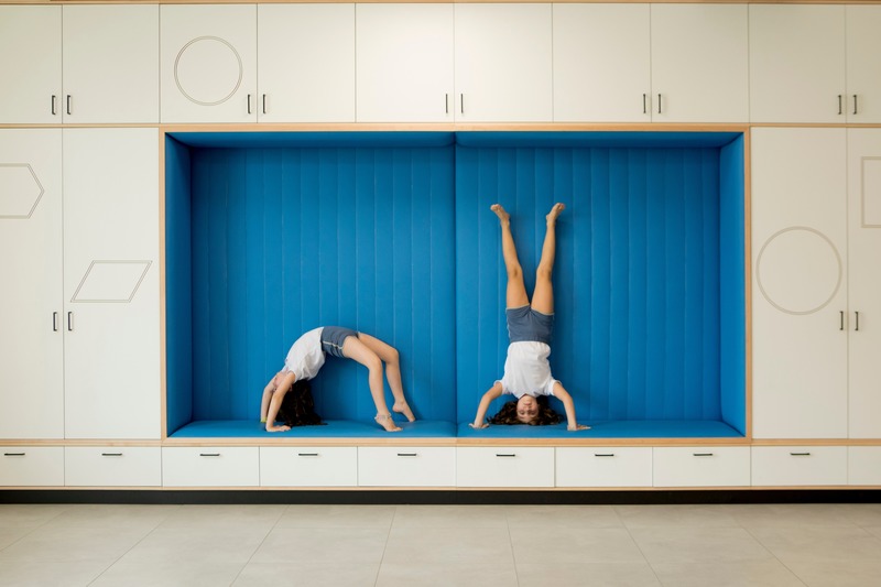 Dossier de presse | 3671-01 - Communiqué de presse | The First Inclusive School in Tel Aviv by Sarit Shani Hay - Sarit Shani Hay Design Studio - Design d’intérieur commercial - In each classroom there is a closet dedicated for storage and soft nooks. - Crédit photo : Roni Cnaani