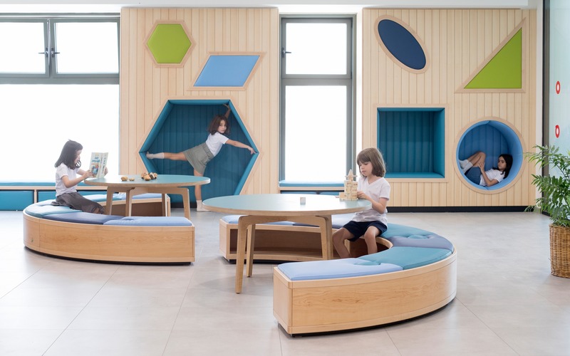 Dossier de presse | 3671-01 - Communiqué de presse | The First Inclusive School in Tel Aviv by Sarit Shani Hay - Sarit Shani Hay Design Studio - Design d’intérieur commercial - Public area between the classrooms devoted to fun, inclusive learning while using modular seating - Crédit photo :  Roni Cnaani