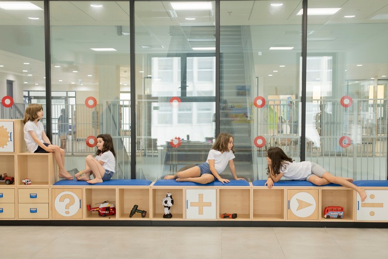 Dossier de presse | 3671-01 - Communiqué de presse | The First Inclusive School in Tel Aviv by Sarit Shani Hay - Sarit Shani Hay Design Studio - Design d’intérieur commercial - Classrooms are divided by glass, supporting the inclusive philosophy. - Crédit photo : Roni Cnaani