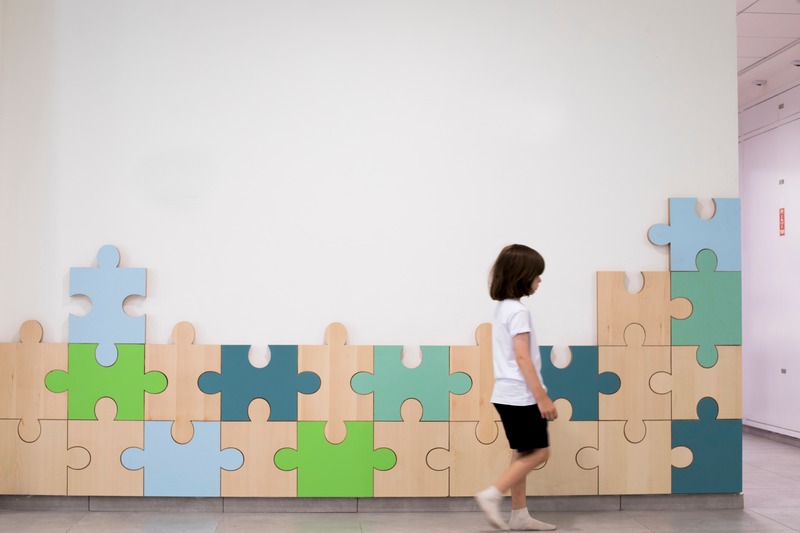 Dossier de presse | 3671-01 - Communiqué de presse | The First Inclusive School in Tel Aviv by Sarit Shani Hay - Sarit Shani Hay Design Studio - Design d’intérieur commercial - Wooden puzzle panels in main corridor - Crédit photo : Roni Cnaani