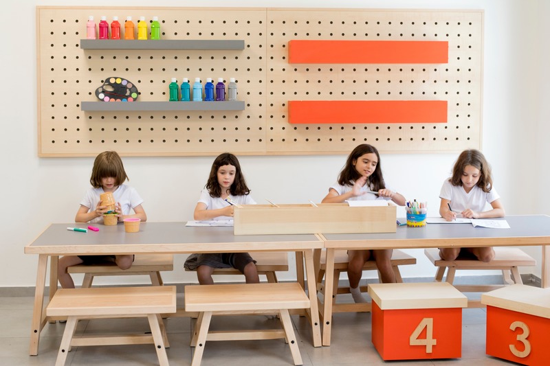 Dossier de presse | 3671-01 - Communiqué de presse | The First Inclusive School in Tel Aviv by Sarit Shani Hay - Sarit Shani Hay Design Studio - Design d’intérieur commercial -  Craft room for small group study  - Crédit photo : Roni Cnaani