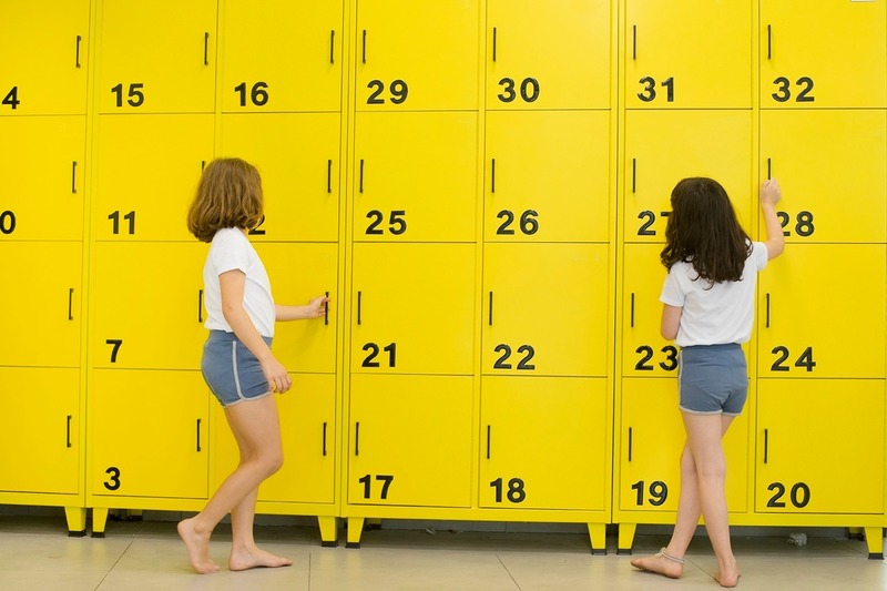 Dossier de presse | 3671-01 - Communiqué de presse | The First Inclusive School in Tel Aviv by Sarit Shani Hay - Sarit Shani Hay Design Studio - Design d’intérieur commercial - Individual lockers are given to each student. - Crédit photo : Roni Cnaani