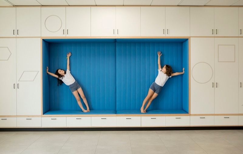 Dossier de presse | 3671-01 - Communiqué de presse | The First Inclusive School in Tel Aviv by Sarit Shani Hay - Sarit Shani Hay Design Studio - Design d’intérieur commercial - Sustainable, custom-made flexible furniture is situated alongside intimate soft nooks in each classroom.  - Crédit photo : Roni Cnaani