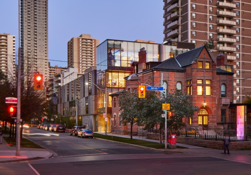 Dossier de presse | 1020-08 - Communiqué de presse | L'AAPC, l'ICU, et l'IRAC annoncent les lauréats des Prix nationaux de design urbain 2020 - L’Institut royal d’architecture du Canada (IRAC), l’Institut canadien des urbanistes (ICU) et l’Association des architectes paysagistes du Canada (AAPC) - Concours - Maison Casey: Vue nord-ouest  - Crédit photo : Doublespace Photography