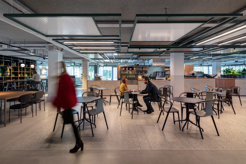 Dossier de presse | 4695-01 - Communiqué de presse | Sustainable transformed office The Core wins two Frame Awards - Large Office of the Year - CBRE Netherlands - Design d’intérieur commercial - Cafe – An informal place to work or meet with colleagues and clients. - Crédit photo : Stijnstijl Photography