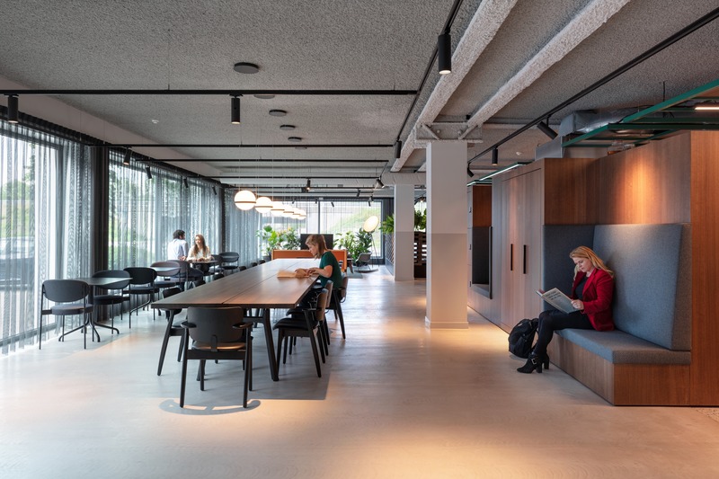Dossier de presse | 4695-01 - Communiqué de presse | Sustainable transformed office The Core wins two Frame Awards - Large Office of the Year - CBRE Netherlands - Design d’intérieur commercial - Cafe – An informal place to work or meet with colleagues and clients. - Crédit photo : Stijnstijl Photography