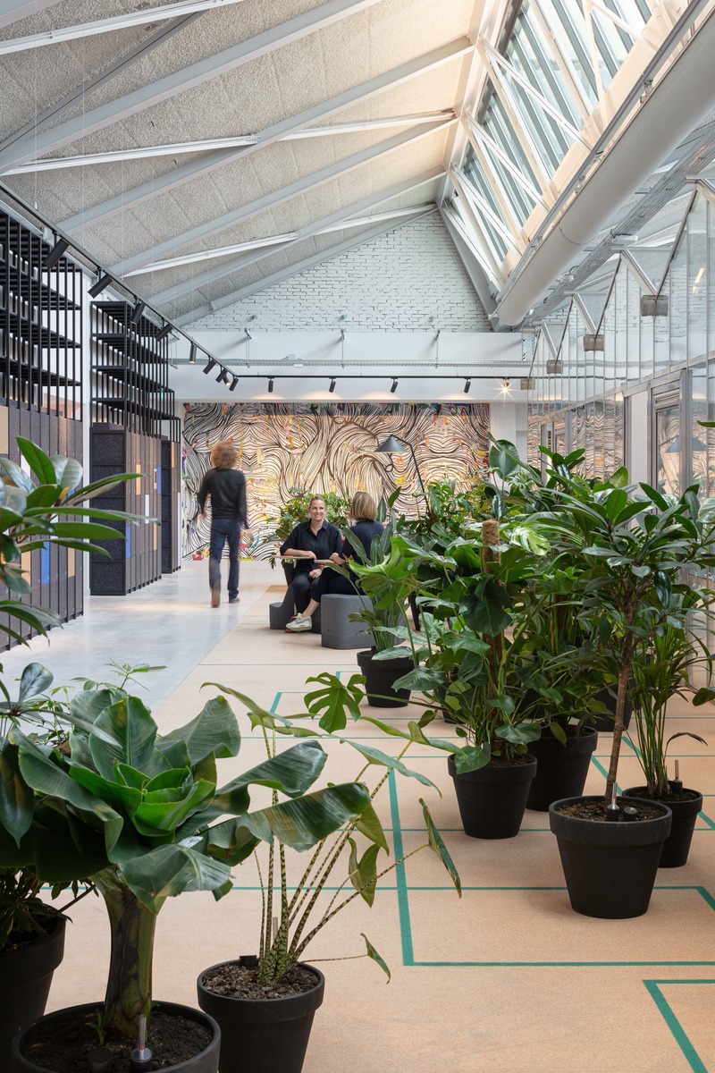 Dossier de presse | 4695-01 - Communiqué de presse | Sustainable transformed office The Core wins two Frame Awards - Large Office of the Year - CBRE Netherlands - Design d’intérieur commercial - Green plants provide clean air and a natural feeling in The Core. On the left are lockers made of recycled materials. In the back: art wall, also made of recycled materials. - Crédit photo : Stijnstijl Photography