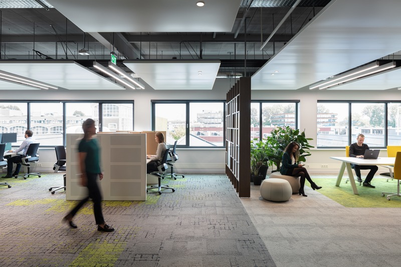 Dossier de presse | 4695-01 - Communiqué de presse | Sustainable transformed office The Core wins two Frame Awards - Large Office of the Year - CBRE Netherlands - Design d’intérieur commercial - Library – a place to relax and focus in a calm and comfortable ambience. - Crédit photo : Stijnstijl Photography 
