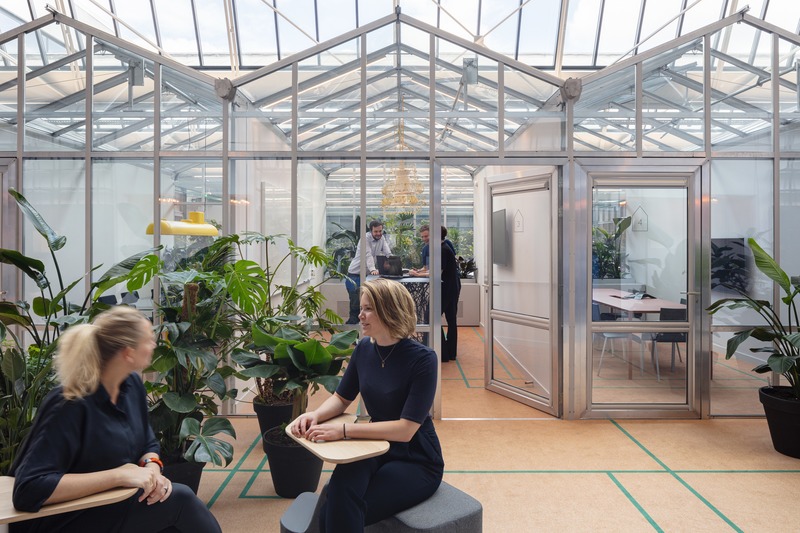 Dossier de presse | 4695-01 - Communiqué de presse | Sustainable transformed office The Core wins two Frame Awards - Large Office of the Year - CBRE Netherlands - Design d’intérieur commercial - Greenhouses - all meeting rooms have a different theme and offer the option to have standing or sitting meetings. - Crédit photo : Stijnstijl Photography