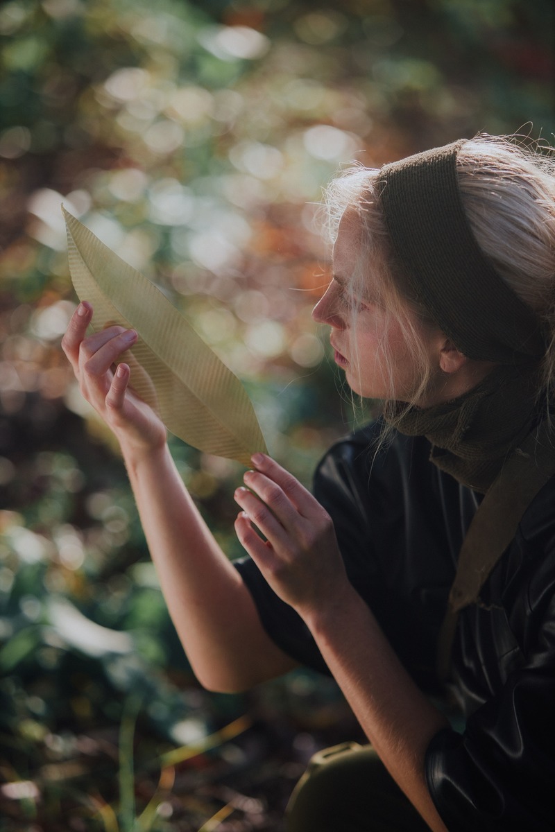 Press kit | 2110-07 - Press release | Automne, the New Collection that Draws From – and Gives Back to – Nature - Larose Guyon - Product - Fleur de Velours - Photo credit: Karel Chladek