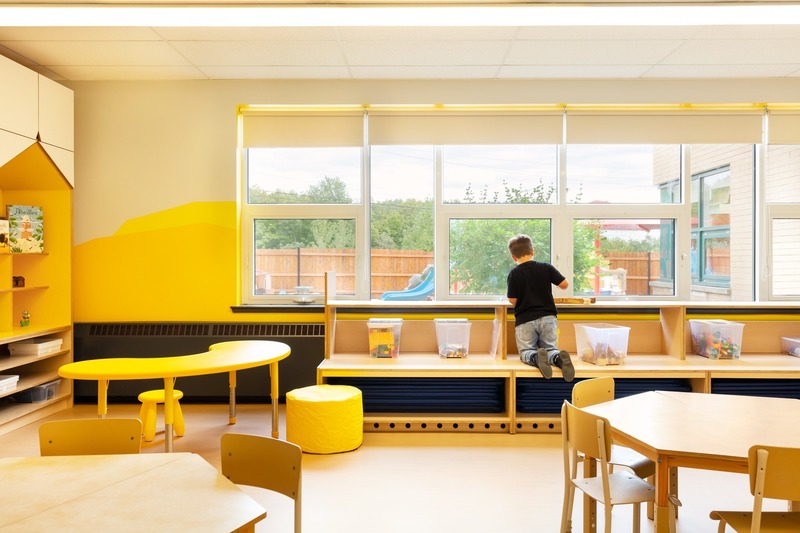 Press kit | 1299-07 - Press release | Bringing Nature Back Into The Classrooms - Taktik Design - Institutional Architecture - Multipurpose benches - Photo credit: Maxime Brouillet