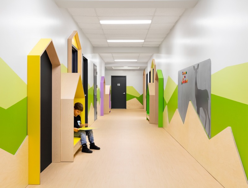 Press kit | 1299-07 - Press release | Bringing Nature Back Into The Classrooms - Taktik Design - Institutional Architecture - Corridor view 1 - Photo credit: Maxime Brouillet
