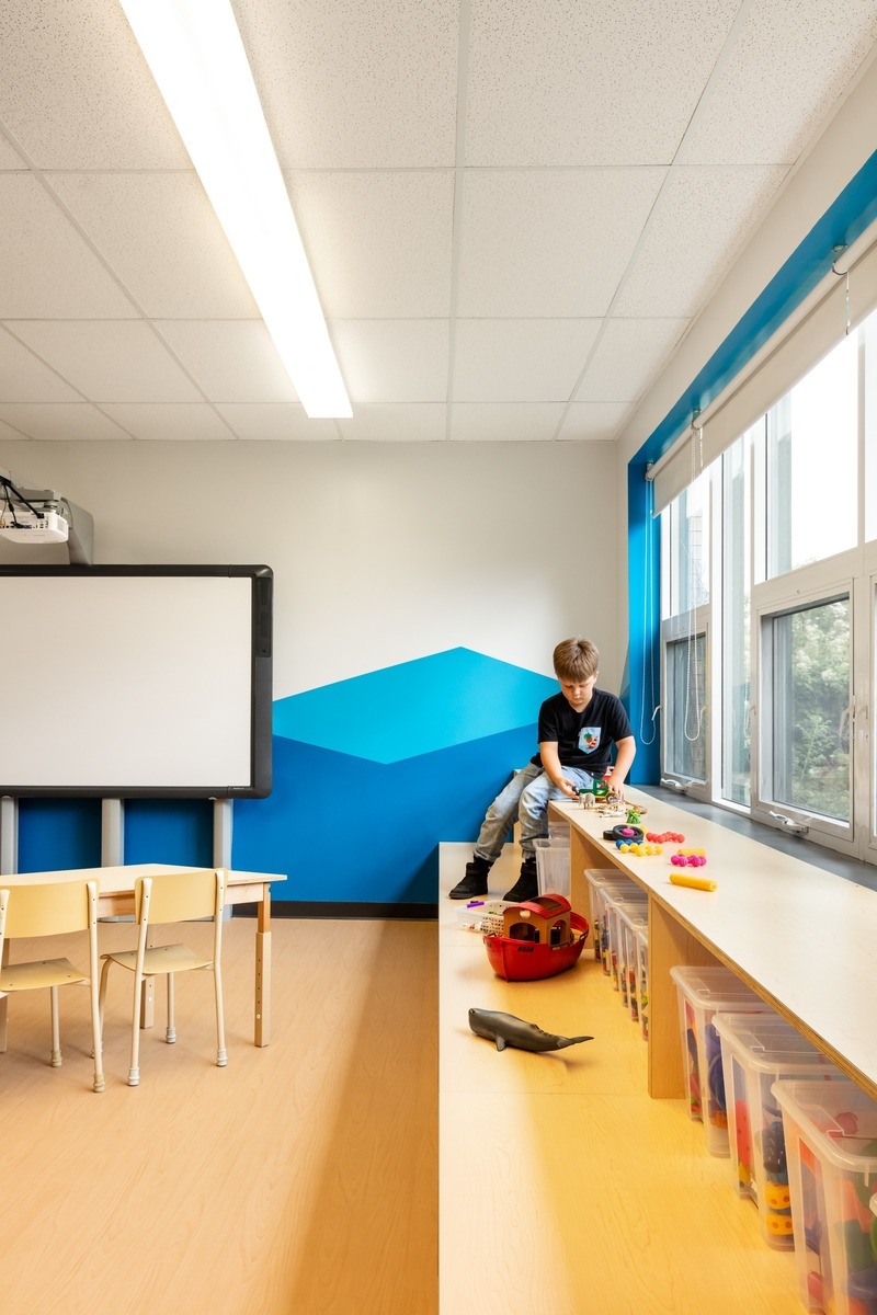 Press kit | 1299-07 - Press release | Bringing Nature Back Into The Classrooms - Taktik Design - Institutional Architecture - Benches - Photo credit: Maxime Brouillet
