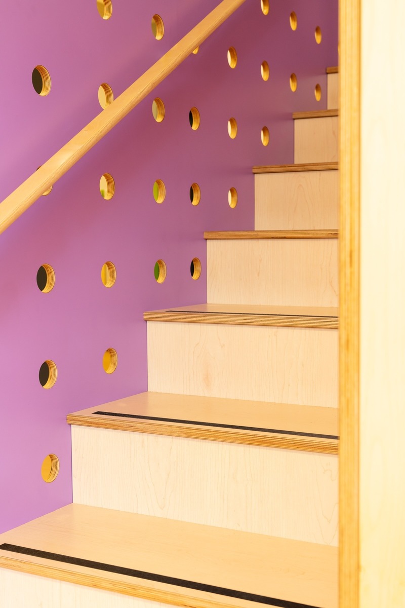 Press kit | 1299-07 - Press release | Bringing Nature Back Into The Classrooms - Taktik Design - Institutional Architecture - Small house stairs - Photo credit: Maxime Brouillet
