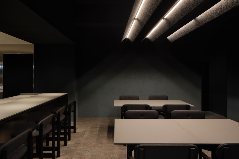 Press kit | 4693-01 - Press release | NÔL - CASE-REAL - Commercial Interior Design - Main view of the table space<br style=""> - Photo credit: Daisuke Shima