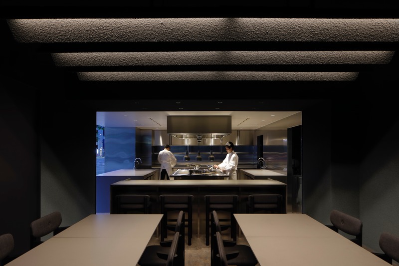 Press kit | 4693-01 - Press release | NÔL - CASE-REAL - Commercial Interior Design - The main view of the kitchen<br> - Photo credit: Daisuke Shima