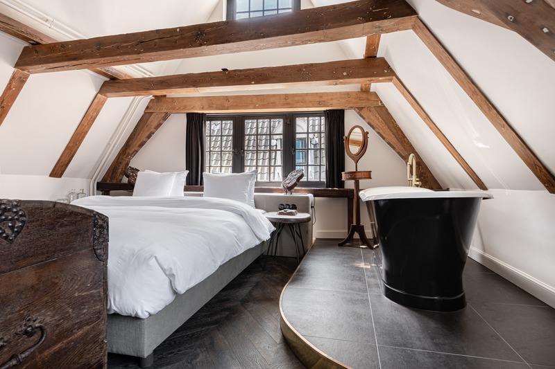 Press kit | 3965-01 - Press release | Hotel The Craftsmen opens doors in Amsterdam - Hotel The Craftsmen - Lifestyle -  Millers Loft - Side tables made of millstones and impressive vaulted ceilings with original beams.  - Photo credit: Hotel The Craftsmen