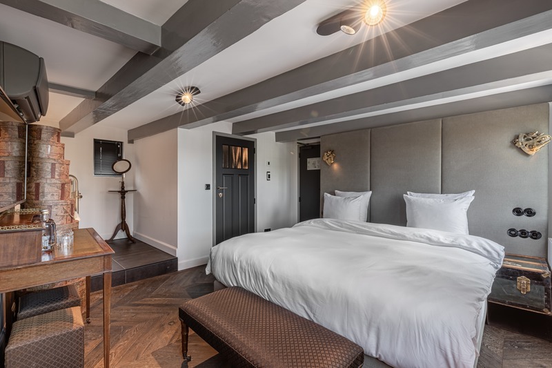 Press kit | 3965-01 - Press release | Hotel The Craftsmen opens doors in Amsterdam - Hotel The Craftsmen - Lifestyle - Cartographers Double Deluxe Room, two messing sextants serve as handsome reading lights above nightstands made of an old Art-deco travel trunk sawn in half. An old map of Amsterdam will make the mind travel to days past. - Photo credit: Hotel The Craftsmen