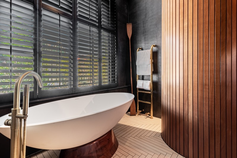 Press kit | 3965-01 - Press release | Hotel The Craftsmen opens doors in Amsterdam - Hotel The Craftsmen - Lifestyle -  Boat Builders Signature Suite - A boat shaped bathtub and vintage oars in the ensuite bathroom of the boat builders themed room with perfect views over the Amsterdam canals  - Photo credit: Hotel The Craftsmen