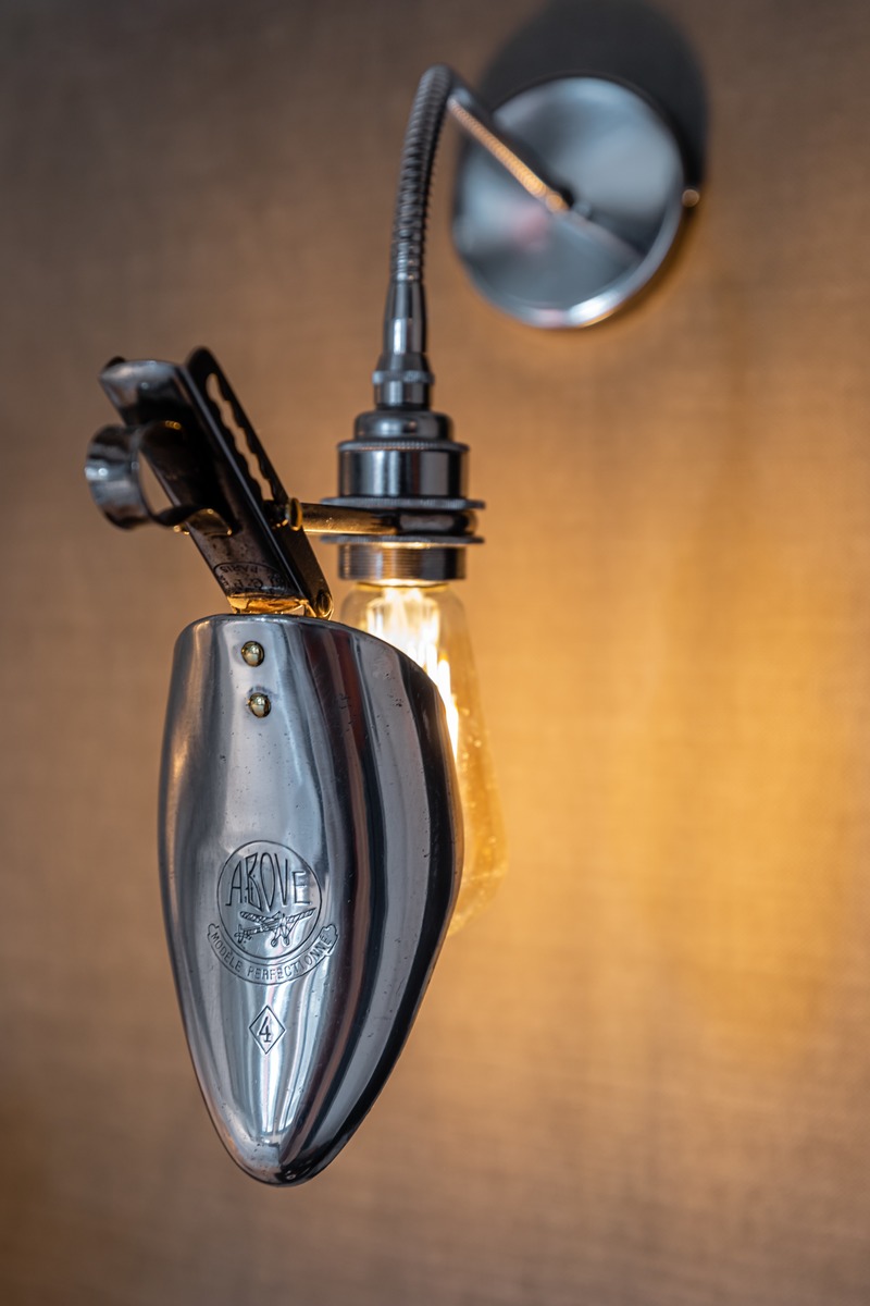 Press kit | 3965-01 - Press release | Hotel The Craftsmen opens doors in Amsterdam - Hotel The Craftsmen - Lifestyle - Shoemakers Double Deluxe Room - Old shoe molds refitted into elegant reading lights complement this room's shoemakers theme - Photo credit: Hotel The Craftsmen