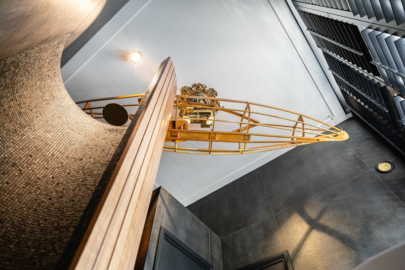 Press kit | 3965-01 - Press release | Hotel The Craftsmen opens doors in Amsterdam - Hotel The Craftsmen - Lifestyle -  Focal point in the bathroom of the Boat Builders Signature Suite is the vintage folding canoe hanging from the ceiling.  - Photo credit: Hotel The Craftsmen
