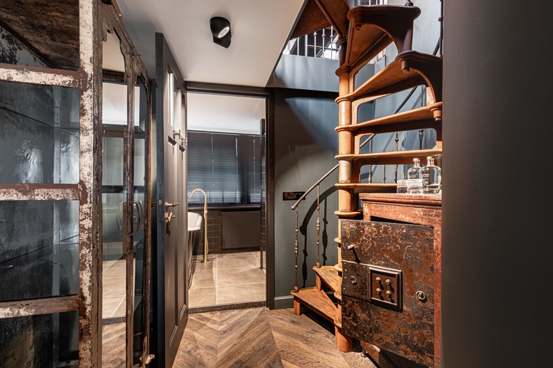 Press kit | 3965-01 - Press release | Hotel The Craftsmen opens doors in Amsterdam - Hotel The Craftsmen - Lifestyle -  An impressive iron spiral staircase connects the two floors of the Blacksmiths Family Room  - Photo credit: Hotel The Craftsmen