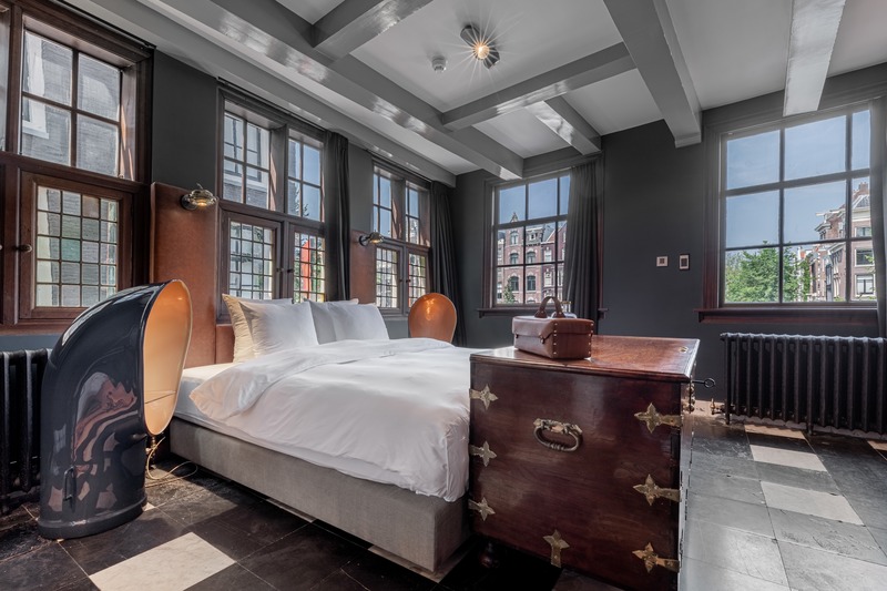 Press kit | 3965-01 - Press release | Hotel The Craftsmen opens doors in Amsterdam - Hotel The Craftsmen - Lifestyle - Authentic features are preserved if possible. Such as the dark, wooden window frames, Delft blue tiles and an original sleeping alcove in the Boat Builders Signature Suite - Photo credit: Hotel The Craftsmen