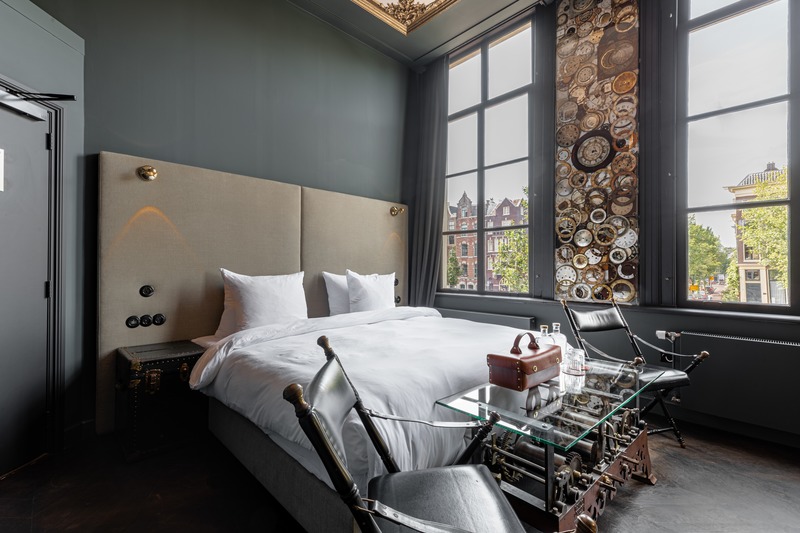 Press kit | 3965-01 - Press release | Hotel The Craftsmen opens doors in Amsterdam - Hotel The Craftsmen - Lifestyle -  In the Clock Makers Signature Suite, art created with clock parts like cogs, wheels and gears creates a striking focal point.  - Photo credit: Hotel The Craftsmen