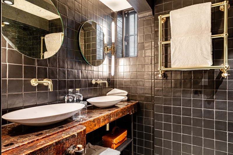 Press kit | 3965-01 - Press release | Hotel The Craftsmen opens doors in Amsterdam - Hotel The Craftsmen - Lifestyle - All bathrooms are styled with washbasins mounted on an old workbench. Antique and modern in perfect harmony - Photo credit: Hotel The Craftsmen