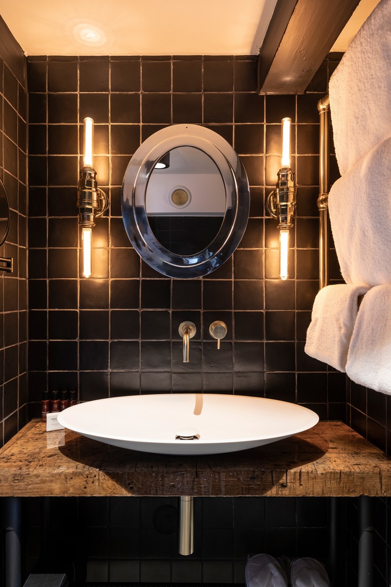 Press kit | 3965-01 - Press release | Hotel The Craftsmen opens doors in Amsterdam - Hotel The Craftsmen - Lifestyle - In the Airplane Builders Loft this window from a Fokker F50 airplane is polished and re-used as a mirror. - Photo credit: Hotel The Craftsmen