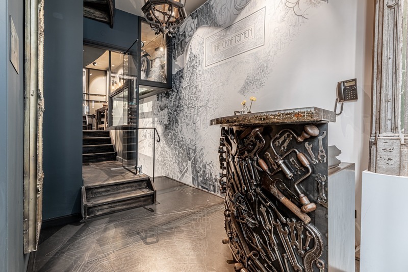 Press kit | 3965-01 - Press release | Hotel The Craftsmen opens doors in Amsterdam - Hotel The Craftsmen - Lifestyle -  The reception area immediately hints to the hotel's theme with a tool-studded reception desk, an industrial inspired mural and a refurbished motor cycle on display.  - Photo credit: Hotel The Craftsmen